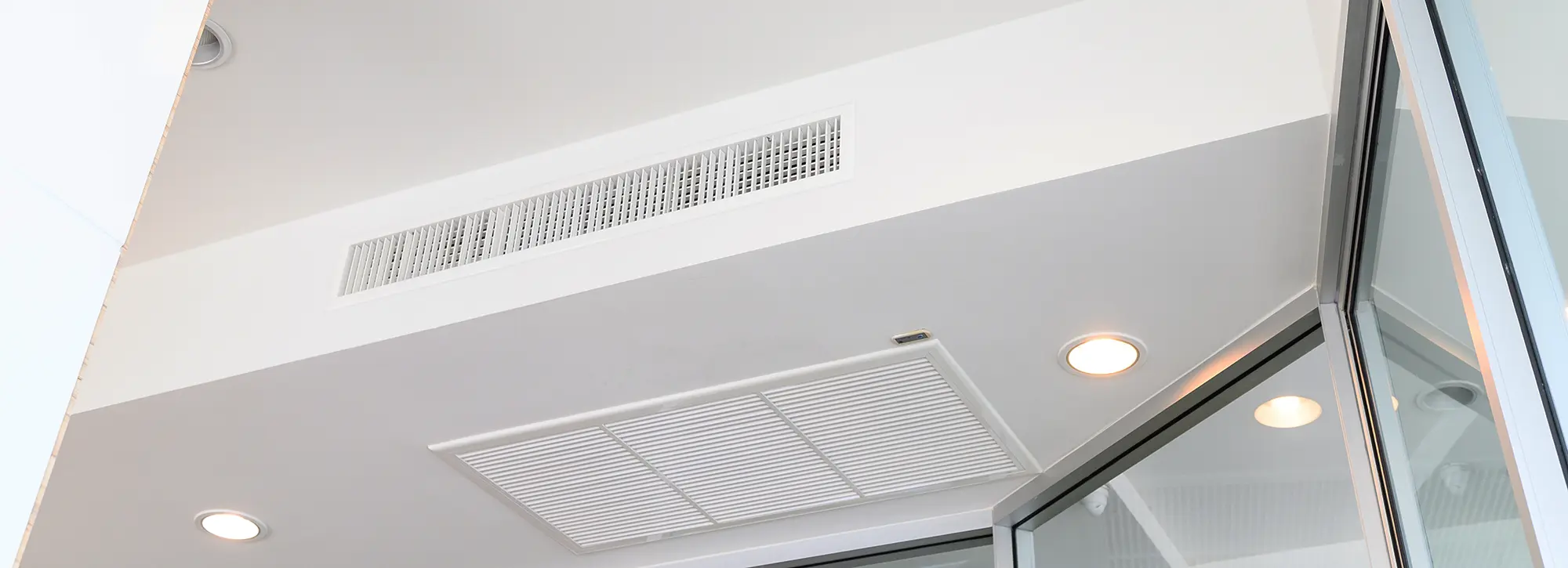 moderne helle Lüftungsschachtabdeckung an der Decke